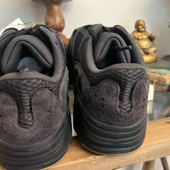 NIOB Yeezy 700 Boost Utility Black 2022 reissue Men’s size 8 sneaker.